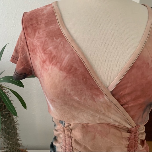 Bae City short sleeved tie-dye crop top. V-neck. Adjustable scrunched front - Picture 3 of 13